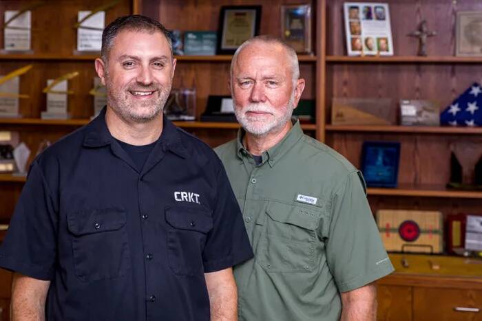 Mark Schreiber, a CRKT elnöke és Rod Bremer, a társaság alapítója, a CRKT székhelyén